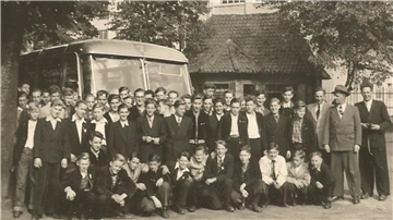 Lloyd-Lehrlinge 1952 auf einer Tour zur Georgs-Marienhütte in Braunschweig. Ich stehe vor der Bustür.