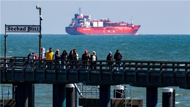 LNG-Shuttle-Tanker vor der Küste der Insel Rügen.