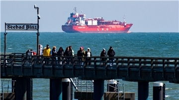 LNG-Shuttle-Tanker vor der Küste der Insel Rügen.