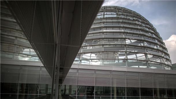 Bundestag schärft Lobbyregister nach Lobbyisten müssen nun auch angeben, wenn sie nicht die Interessen ihres eigentlichen Auftraggebers vertreten, sondern die einer dritten Seite.
