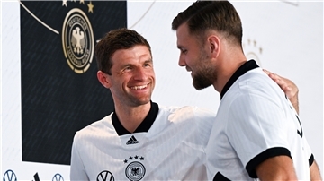 Lockt Thomas Müller (links) Niclas Füllkrug zum FC Bayern? Der Verein soll es laut Gerüchten auf den Stürmer abgesehen haben.
