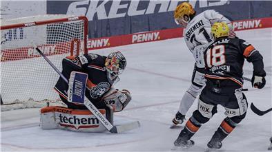Löwen-Torwart Cody Brenner ist hier gegen seinen früheren Mitspieler Cedric Schiemenz auf der Hut. Am Ende hatte aber der Pinguins-Profi das bessere Ende für sich.