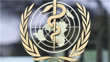 Logo der Weltgesundheitsorganisation (WHO) vor dem Sitz in Genf.