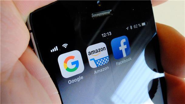 Amazon und Google: zwei Sprachassistenten gleichzeitig Logos für Apps der US-Internetkonzerne Google , Amazon und Facebook auf einem iPhone.