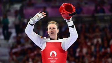Lorena Brandl aus Deutschland kommt zum Kampf gegen Lee aus Südkorea.