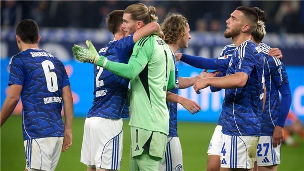 Schalker Aufstiegsträume haben einen Namen: Miron Muslic Loris Karius (M) kassierte wieder kein Gegentor.