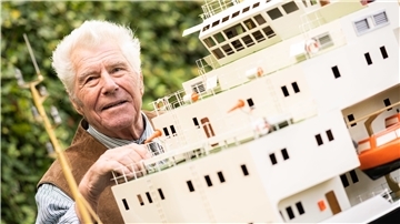 Lothar Bergander (81), ehemaliger Kapitän zur See aus Hemmoor, baut leidenschaftlich Schiffe im XXL-Format aus Holz nach. 