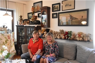Das Foto zeigt Lothar und Helga Scholz auf dem Sofa. 