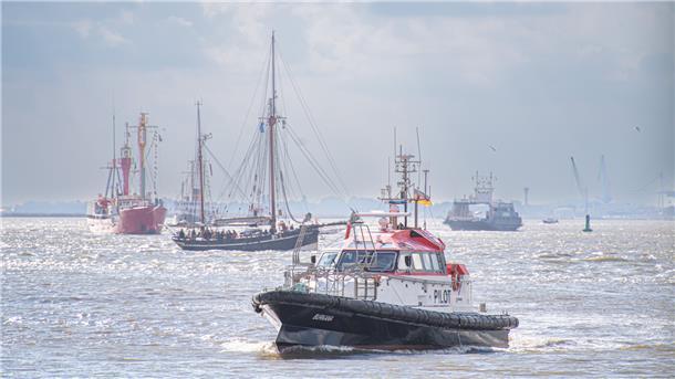 Die schönsten Bilder von der herrlichen Schiffs-Parade Lotsenboot, Traditionssegler, Feuerschiff und Fähre: Solche seltenen Bilder bot die Weser-Parade.