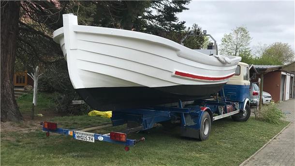 "Lottjen" liegt im Wasser - andere Helgoländer Börteboote noch auf dem Trockenen. Corona bremst die maritimen Vereine aus.