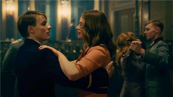 Louis Hofmann (l) und Luna Wedler in einer Szene des Films „Der Passfälscher“.