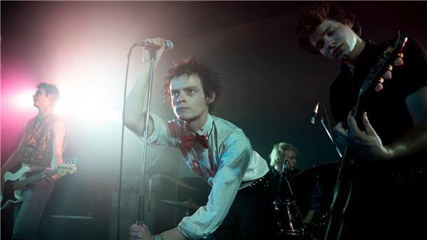 Neue Serie über die Sex Pistols von Danny Boyle Louis Partridge (l-r) als Sid Vicious, Anson Boon als John Lyndon und Toby Wallace als Steve Jones in einer Szene aus „Pistol“.