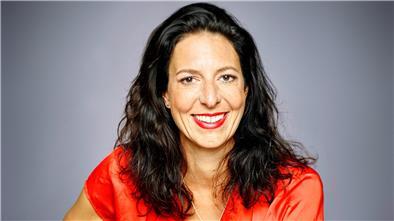Eine Frau lächelt in die Kamera.