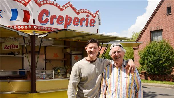 Mit Video: Wolfgang und Lück Vorwald aus Burhave versorgen die Region mit Crêpes Ein jüngerer und älterer Herr stehen zusammen. Sie betreiben eine Crêperie in Burhave.