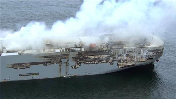 Luftaufnahme der niederländischen Küstenwache: Das Feuer auf dem Autofrachter „Fremantle Highway“ schwächt sich langsam ab.