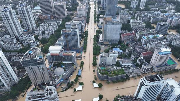 Luftaufnahme der überschwemmten Stadt Fuzhou.