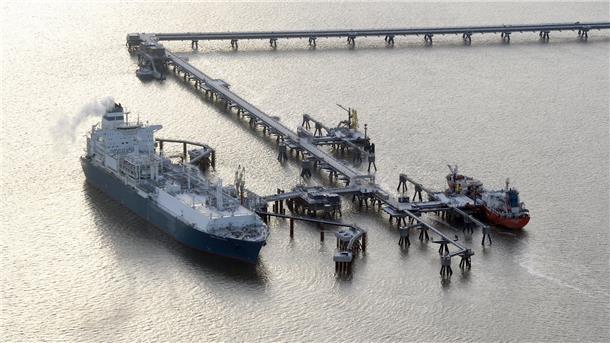Scholz eröffnet erstes LNG-Terminal, Kritik von Klimaschützern Luftaufnahme des ersten Anlegers für die Ankunft von Schiffen mit Flüssigerdgas in Deutschland. Der LNG-Terminal wurde am 17. Dezember in Betrieb genommen.