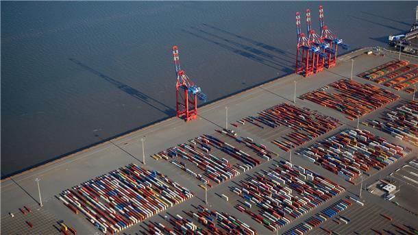 Container-Riesen fahren bald nonstop von China bis zum Jadebusen Luftaufnahme des Jade-Weser-Ports in Wilhelmshaven