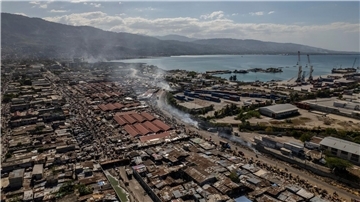 Luftaufnahme des Stadtteils La Saline in Haitis Hauptstadt Port-Au-Prince. Die Menschen in dem Karibikstaat leiden unter einer äußerst schlechten Sicherheits-, Versorgungs- und Gesundheitslage. Banden kämpfen mit brutalen Mitteln um Territorium.