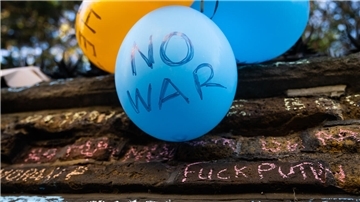 Luftballons mit der Aufschrift „Kein Krieg“ sind an der russischen Botschaft während einer Demo gegen Russlands Einmarsch in der Ukraine in London befestigt. Nenas Welthit „99 Luftballons“ von 1983 widmete sich textlich dem Thema Frieden.