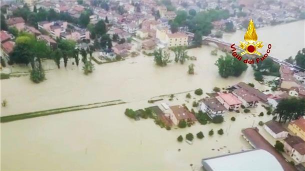 Überschwemmungen in Teilen Italiens - Neun Tote Luftbild der italienischen Feuerwehr: Cesena steht unter Wasser.