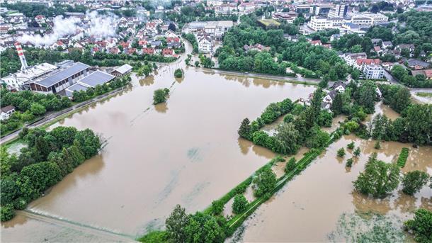 Feuerwehrmann stirbt in den Fluten Luftbildaufnahmen zeigen die aus den Ufern getretene Ilm.