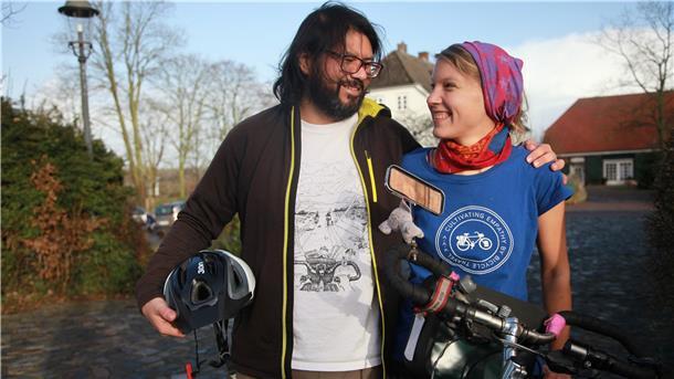 Mit dem Fahrrad um die Welt Luftsprung vor Freude: Auf ihrer fünfjährigen Radreise um die Welt haben Annika Wachter und Roberto S. Gallegos Ricci hier das Ende des Dempster Highways in Kanada erreicht.