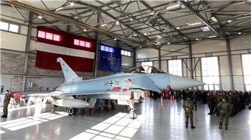 Luftwaffe in Lettland: Soldaten der Bundeswehr neben einem Eurofighter in Lielvarde.