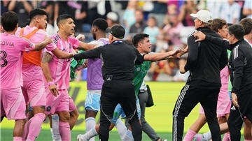 Luis Suárez (3.v.l.) sorgte nach Schlusspfiff mit einer Attacke gegen einen Betreuer für Wirbel.