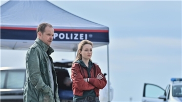 Luisa Hoffmann (Alina Fritsch) und Micha Oberländer (Matthias Koeberlin) am Tatort.