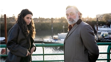 Luisa Vizzante (Liane Forestieri) versucht Toni Vizzante (Peter Benedict) im ZDF-Krimi „Helen Dorn - Der deutsche Sizilianer“ zu überzeugen, aus Deutschland zu verschwinden.