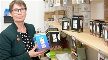 Förderwerk-Mitarbeiterin Luisa Wendel-Neue mit verschiedenen LED-Lampen.