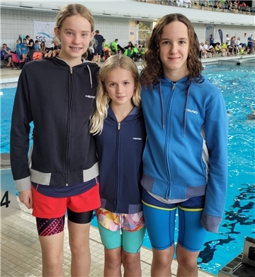 Schwimmerinnen Lotte Luise Müller, Julia Thamer und Charlotte Rüther des SV Nordenham