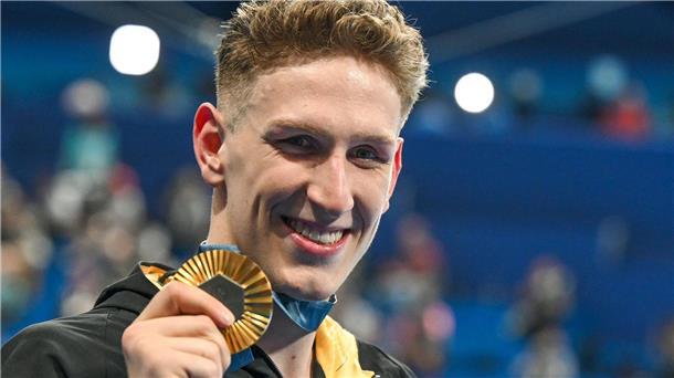 Tränen, Jubel, keine Party: Märtens und der Gold-Triumph Lukas Märtens bejubelt seinen Olympiasieg - viel gefeiert hat er aber nicht.