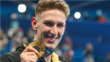 Lukas Märtens bejubelt seinen Olympiasieg - viel gefeiert hat er aber nicht.