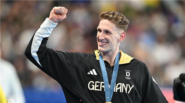 Tränen, Jubel, keine Party: Märtens und der Gold-Triumph Lukas Märtens bejubelt seinen Olympiasieg - viel gefeiert hat er aber nicht.