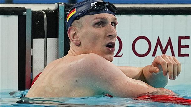„In einen Rausch geschwommen“: Märtens bricht Weltrekord Lukas Märtens freut sich über einen Weltrekord über 400 Meter Freistil.
