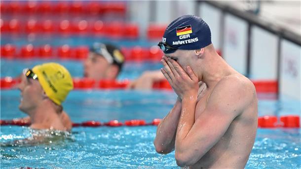 Tränen, Jubel, keine Party: Märtens und der Gold-Triumph Lukas Märtens freut sich über seinen Olympiasieg - viel gefeiert hat er aber nicht.