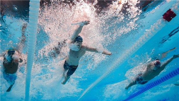 Tränen, Jubel, keine Party: Märtens und der Gold-Triumph Lukas Märtens war schon am Tag nach seinem Olympiasieg wieder gefordert.