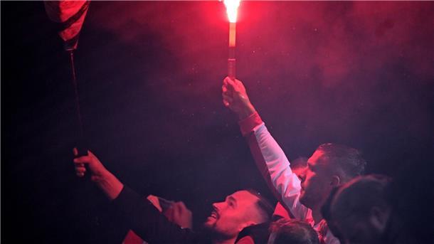 Podolski überall: „Einer von der Straße“ macht Business Lukas Podolski feiert mit den Fans.