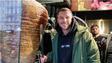 Lukas Podolski ist an mehreren Döner-Restaurants beteiligt.