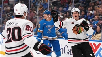 Lukas Reichel (r) erzielte vor wenigen Tagen erstmals zwei Tore in einem NHL-Spiel. (Archivbild)