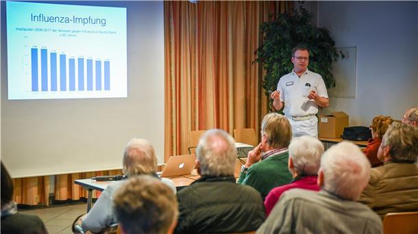 Lungenarzt Dr. Hans Jörg Baumann von der Ameos-Klinikum in Bremerhaven sagt, die Influenza ist viel gefährlicher.