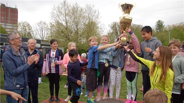 Kinder mit Pokal