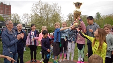 Kinder mit Pokal