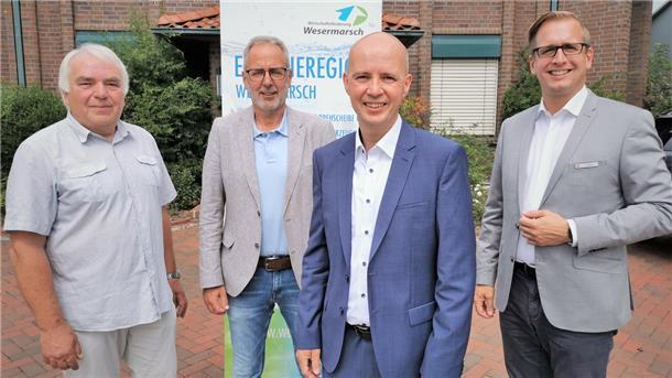 Wirtschaftsförderung Wesermarsch: Chefposten wieder besetzt Lutz Stührenberg (Dritter von links) ist ab August Geschäftsführer der Wirtschaftsförderung Wesermarsch. Ihm gratulieren (von links): Heinz Doormann (Vorsitzender der Gesellschafterversammlung), Hans Kemmeries (Interimsgeschäftsführer) und Landrat Stephan Siefken.