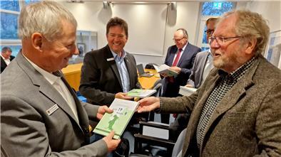 Auto Lutz Timmermann übergibt sein Buch 