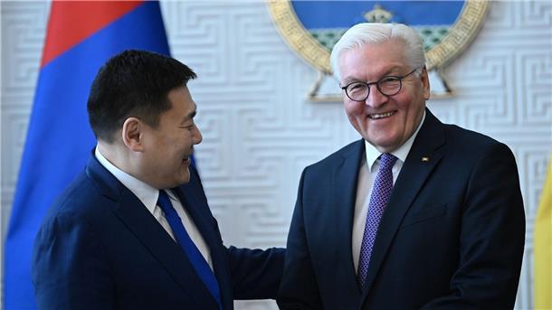 Steinmeier in der Mongolei: Jüngere Generationen gewinnen Luvsannamsrai Oyun-Erdene, Ministerpräsident der Mongolei (l), und Bundespräsident Frank-Walter Steinmeier.