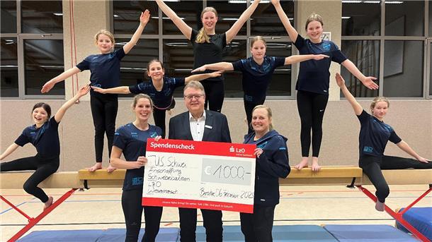LzO Stadland: Scheck für TuS Schwei stärkt Flying Girls LzO-Filialleiter Jörg Spiekermann überreichte den Scheck während der Trainingszeit der „Flying Girls“. Die Spartenleiterin Kristin König und die stellvertretende Vorsitzende des TuS Schwei, Jana Klement (links), nahmen den Scheck entgegen.