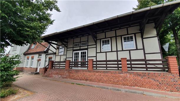 Gemeinde Wurster Nordseeküste kauft Nordholzer Bahnhofsgebäude Macht noch einen guten Eindruck: das Nordholzer Wohn- und Geschäftshaus, in dem sich einst das Bahnhofsgebäude befand.